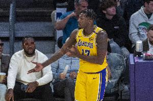 芬尼-史密斯：我们必须48分钟都团结在一起 糟糕的进攻影响了防守